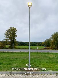 Der neue Mast steht wieder kerzengerade an seinem Platz und erfüllt sein Zweck. Der neue Mast steht wieder kerzengerade an seinem Platz und erfüllt sein Zweck.
