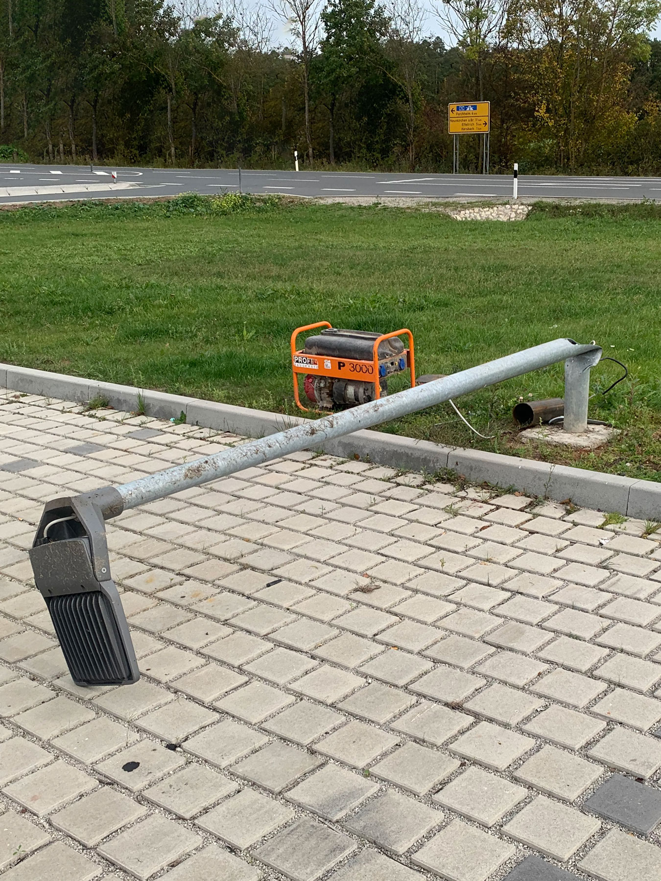 Lichtmast muss nach Alterungsprozess ausgetauscht werden.