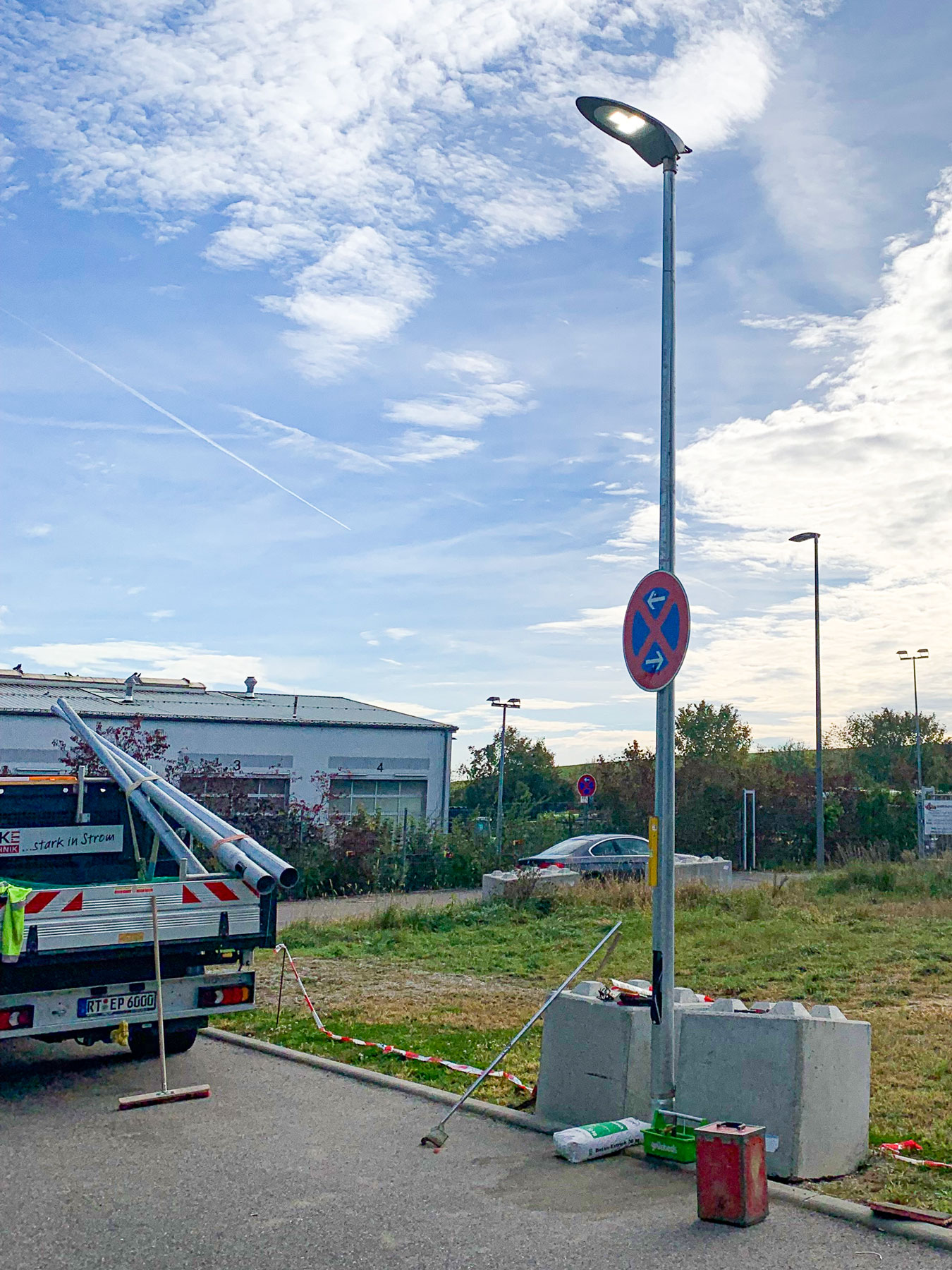 Wir sichern die Baustelle ab und tauschen die kaputten Lichtmasten aus.