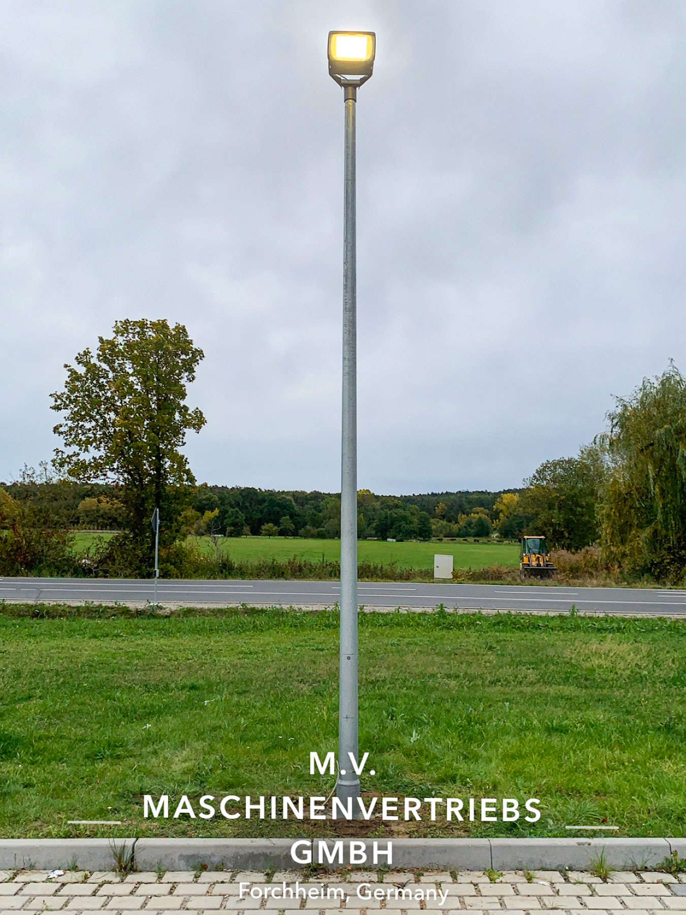 Der neue Mast steht wieder kerzengerade an seinem Platz und erfüllt sein Zweck.